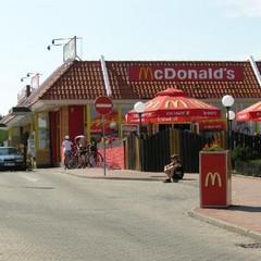 Dobíjecí stanice u McDonald´s v Praze. První vlaštovka.