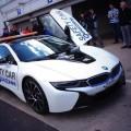 BMW i8 jako safety car s technologií bezdrátového nabíjení