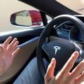 Tesla Autopilot zvládl v nepřehledné situaci nepřejet člověka