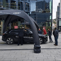 Audi propaguje e-tron před Tesla storem