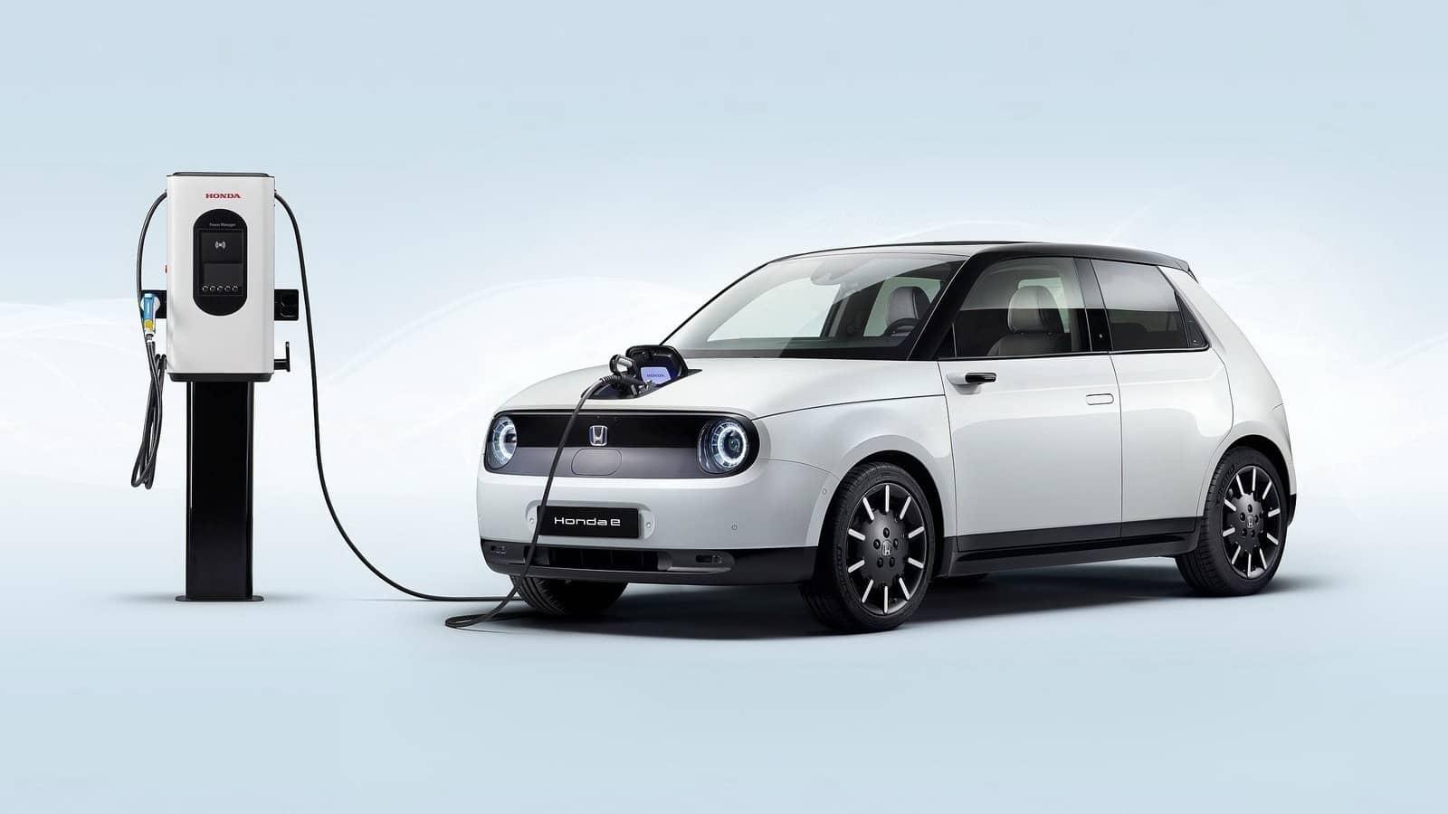 Autem roku se opět může stát elektromobil. Ve finále je Honda e a Volkswagen ID.4