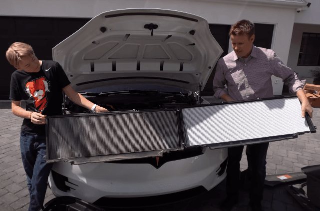 Youtubeři porovnávající použitý HEPA filtr ze své Tesly Model X (vpravo) s úplně novým (vlevo) | foto: What's Inside?