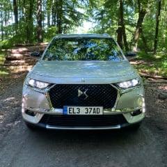 Test DS 7 Crossback E-Tense – Ani králové by nepohrdli