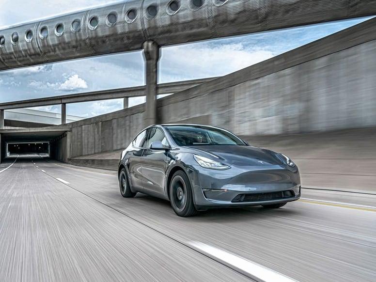 Model Y je svoláván kvůli selhání brzdového světla přívěsu. Problém řeší OTA update