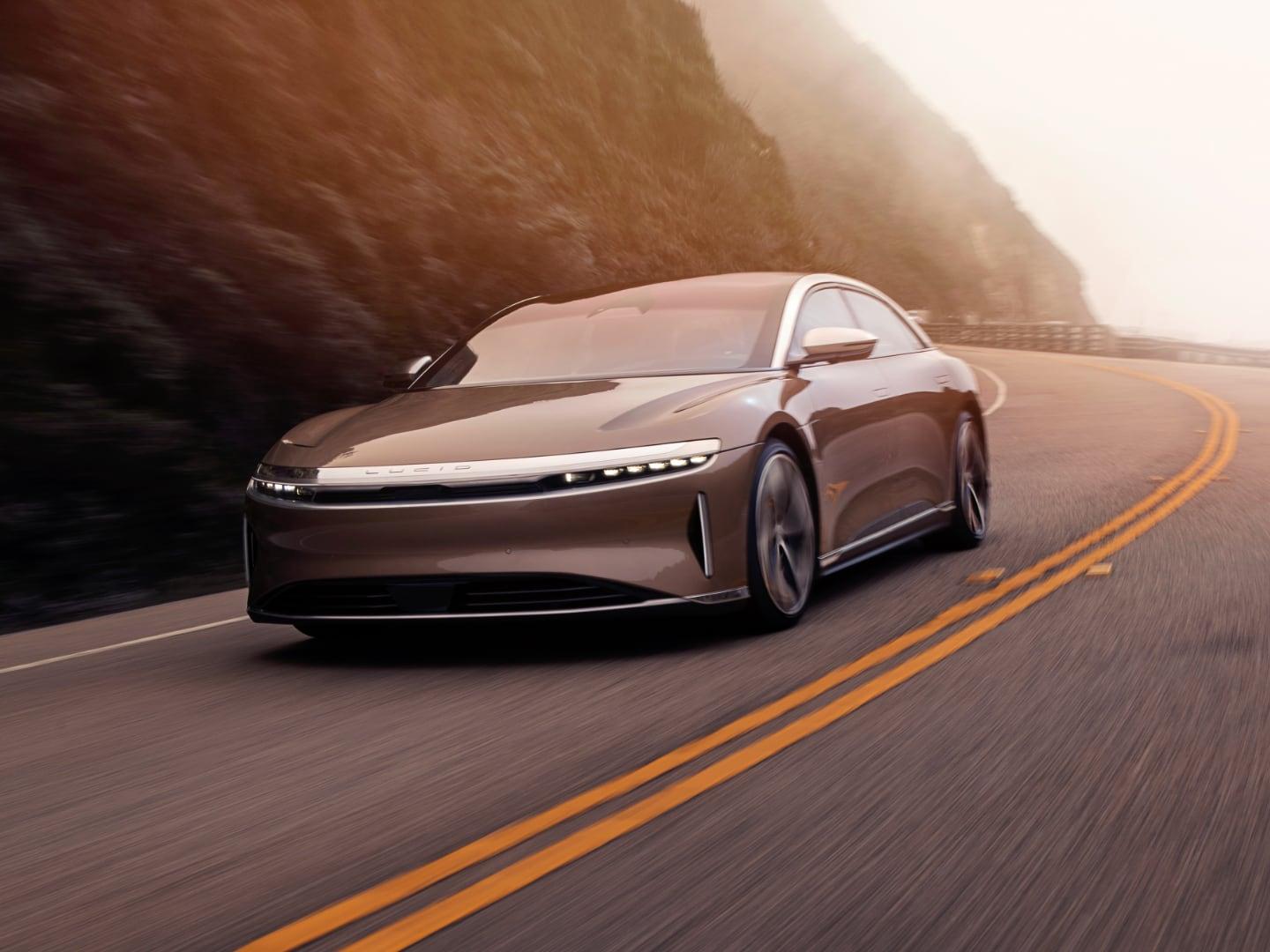 Tesla se musí poklonit novému králi dojezdu, titul převzal luxusní Lucid Air