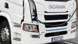 Největší konkurence Tesly na poli tahačů? Scania odhalila plně elektrické a plug-in hybridní modely