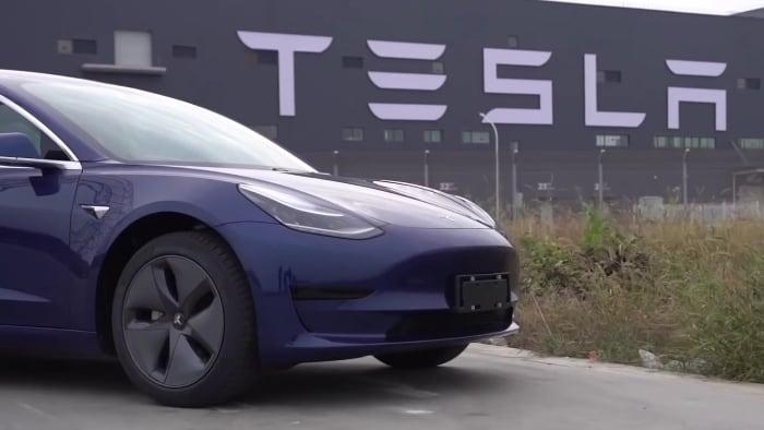 Tesla začíná dovážet čínské Modely 3 do Evropy