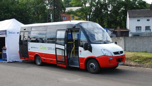 Po Brně jezdí elektrobus fungující jako mobilní odběrové středisko na covid