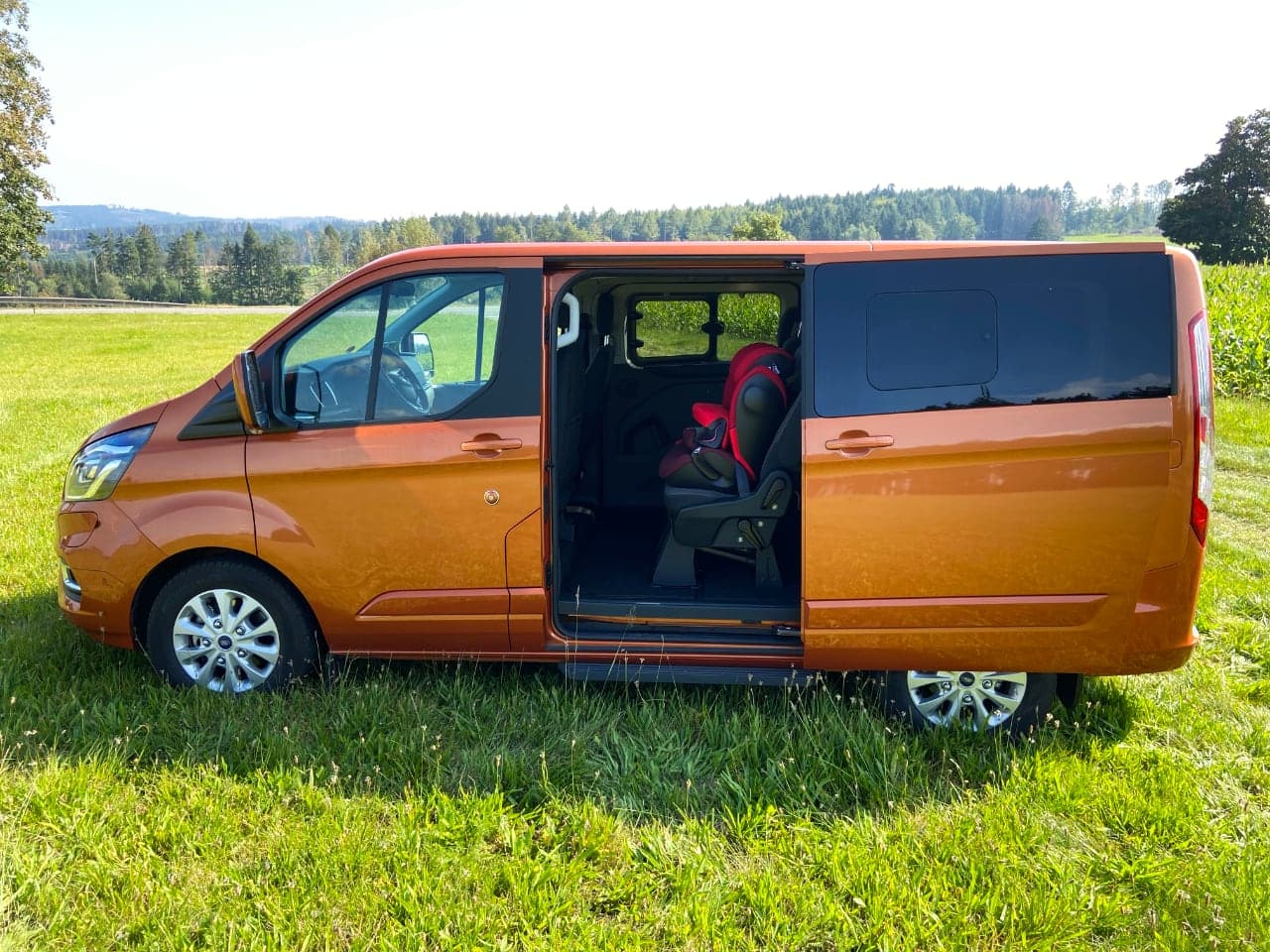 Ford Tourneo Custom PHEV (2020), ze strany, test