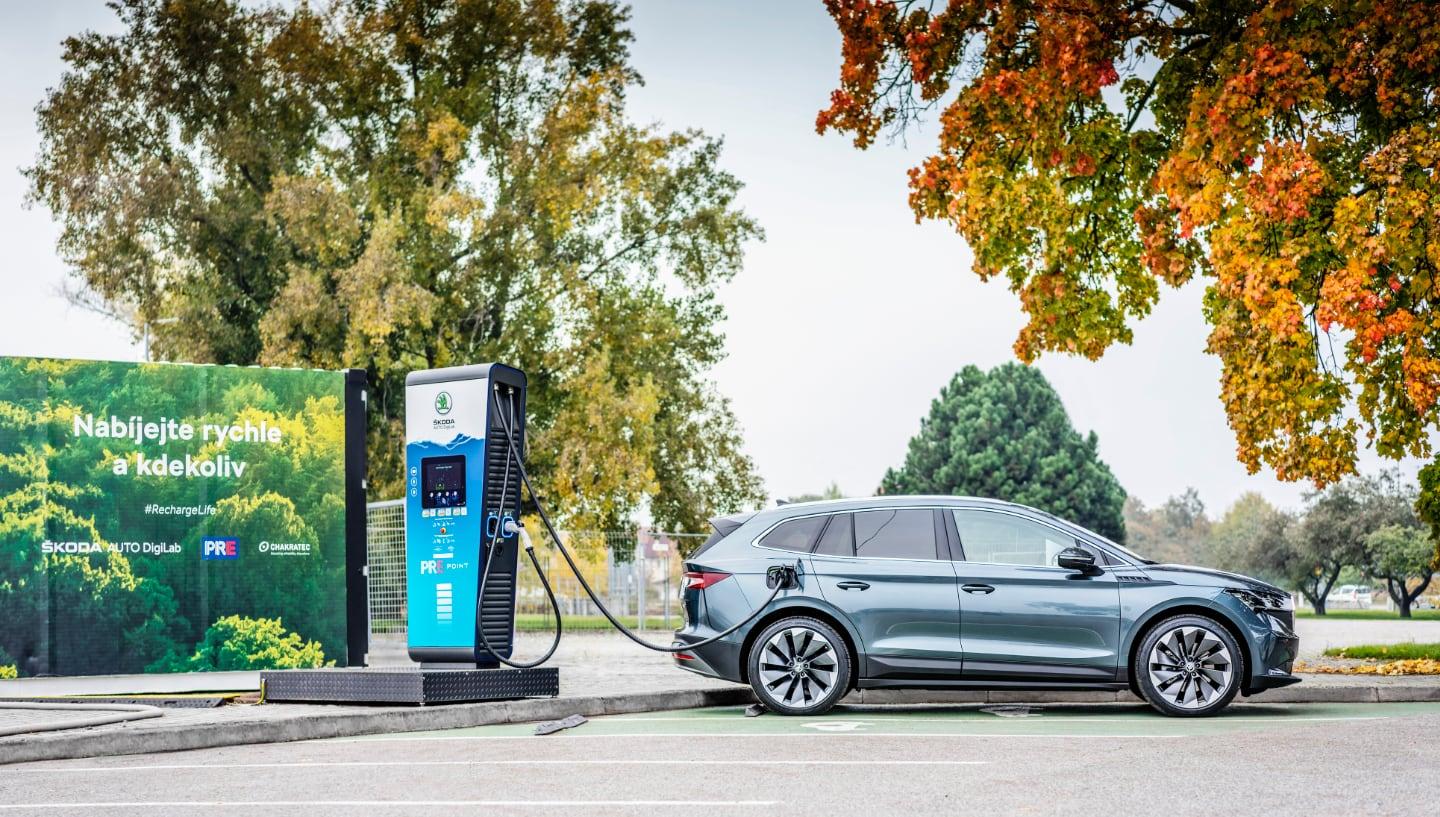 Škoda Enyaq iV a další koncernové elektromobily přijdou o max. nabíjecí výkon. Proč?