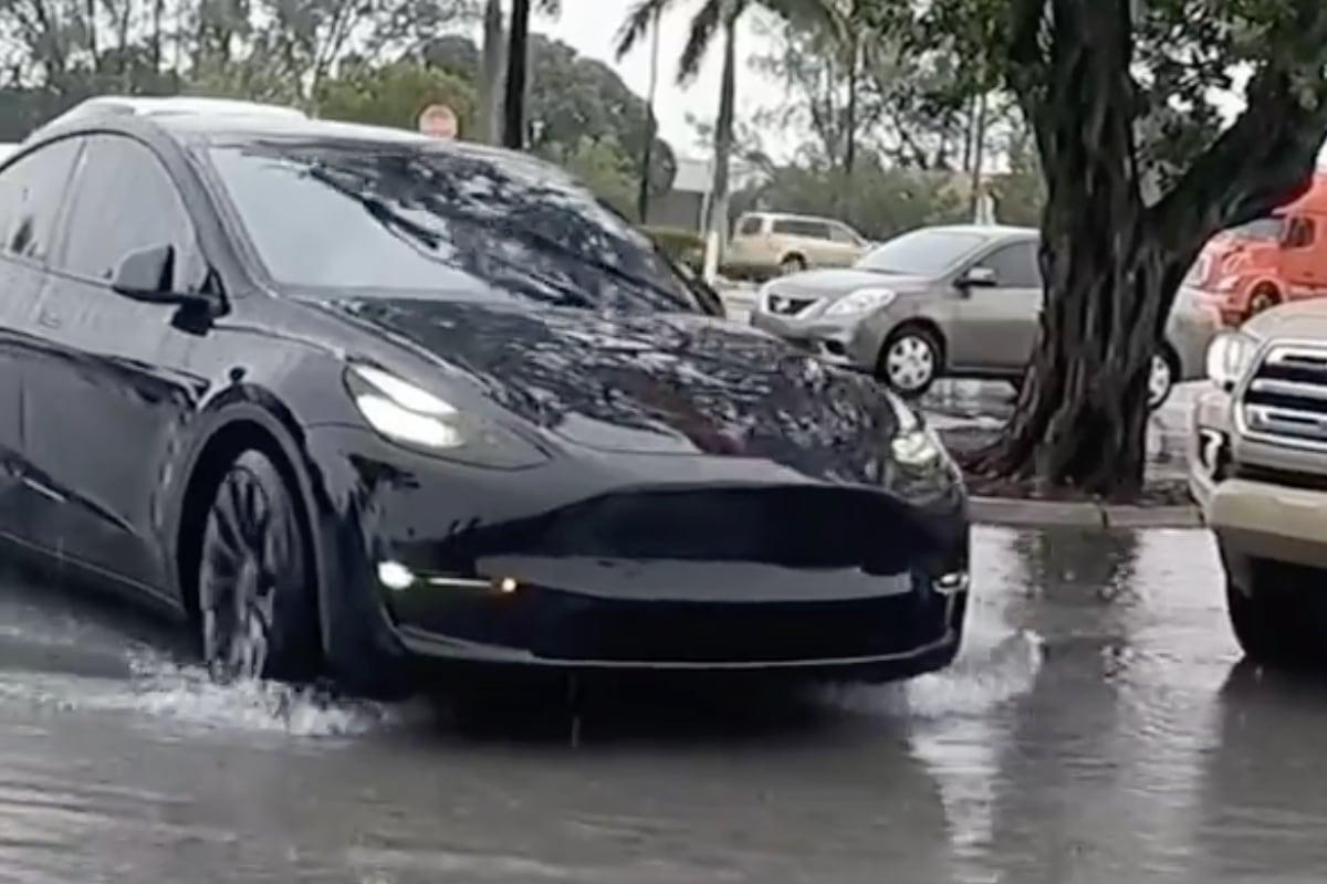 Tesla Model Y, Smart Summon, zatopené parkoviště