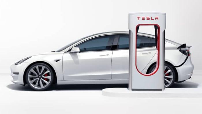 Tesla Supercharger V4 by měl zvládnout rychlonabíjení s výkonem až 350 kW