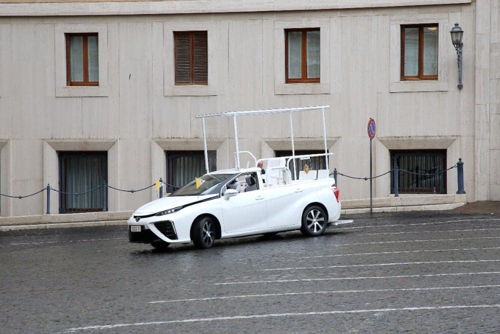 Toyota Mirai, Papež František