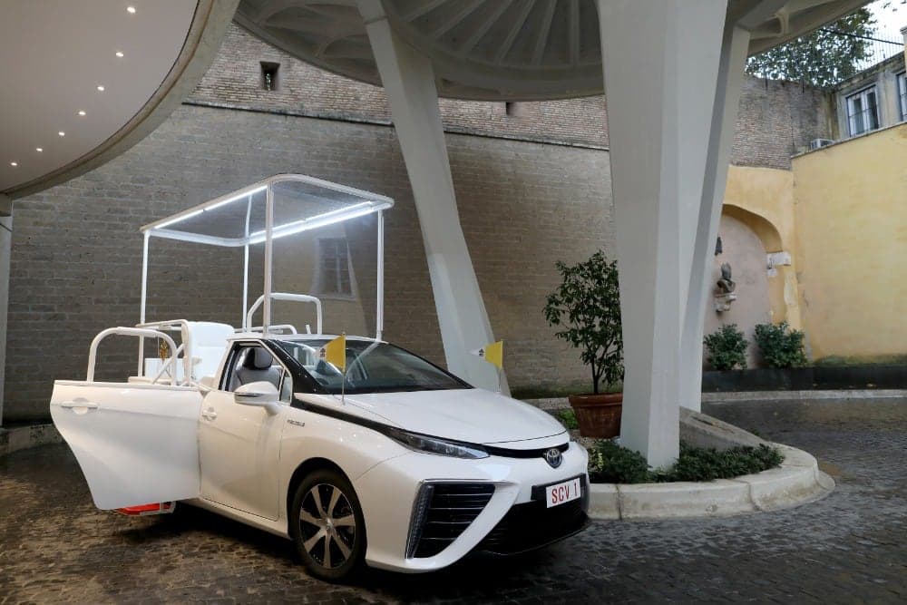 Toyota Mirai, Papež František