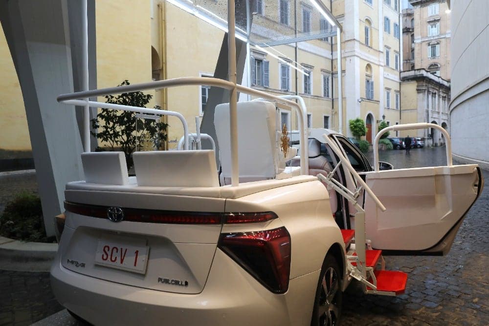 Toyota Mirai, Papež František