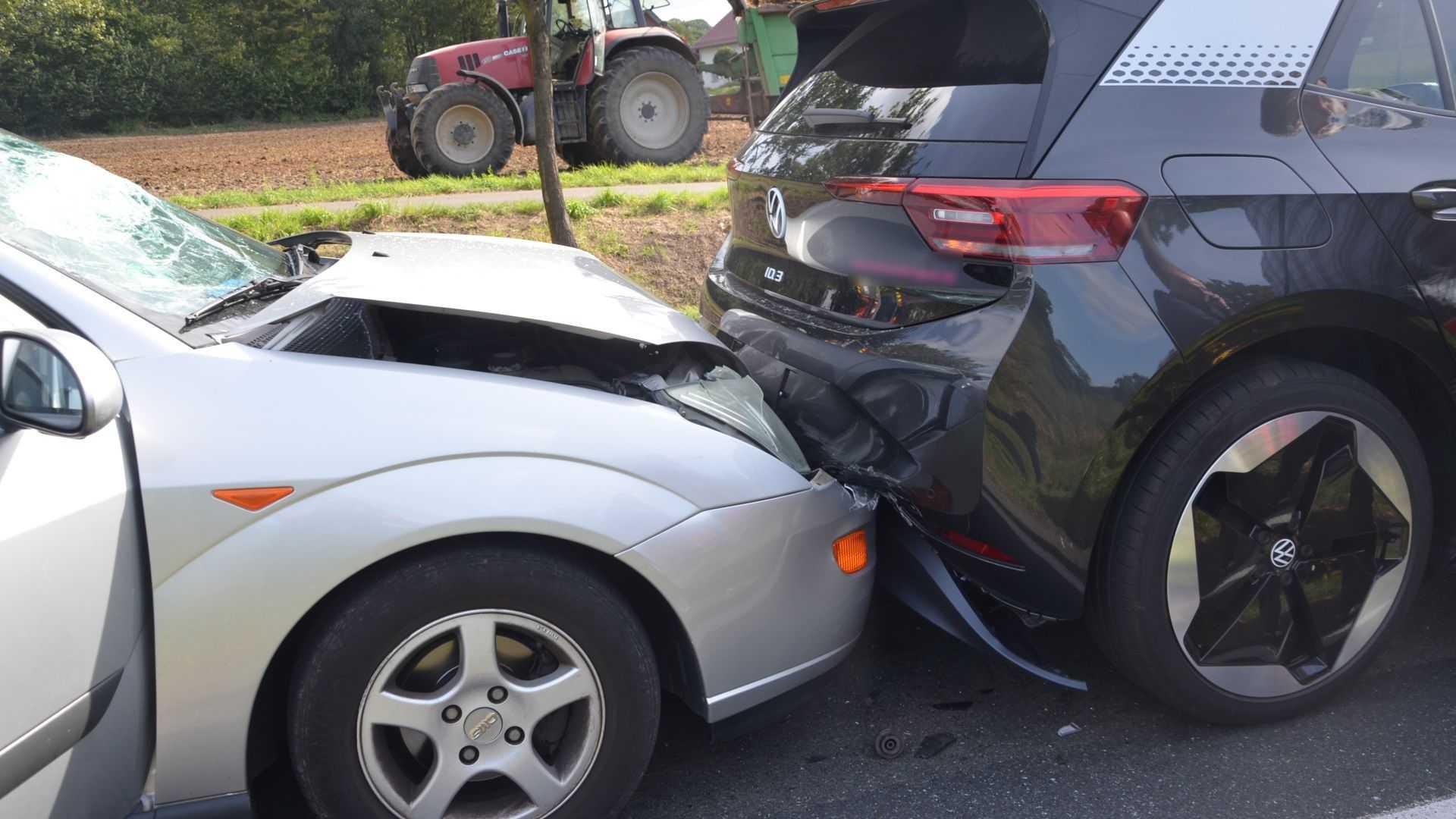 Nehoda automobilů Ford Focus a Volkswagen ID.3