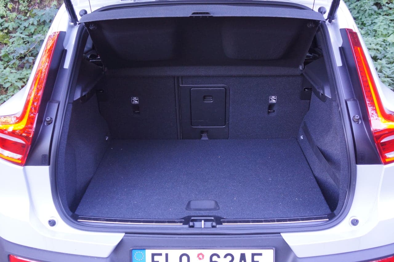Volvo XC40 T5 Recharge, test, kufr