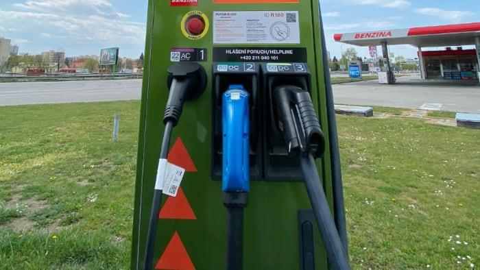 ČEZ už provozuje 300 veřejných dobíjecích stanic pro elektromobily