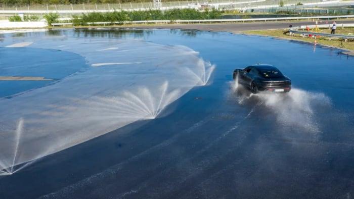 Elektromobil Porsche Taycan driftoval rekordních 42 km v kuse!