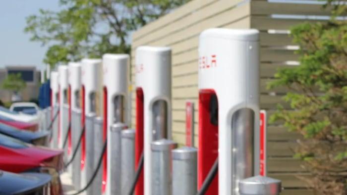 Tesla v Číně staví novou továrnu. Vyrábět bude rychlonabíjecí stojany Supercharger