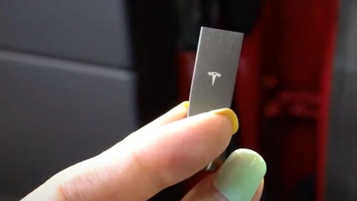 Tesla začíná dávat k novým vozům zdarma 64GB USB flashdisk