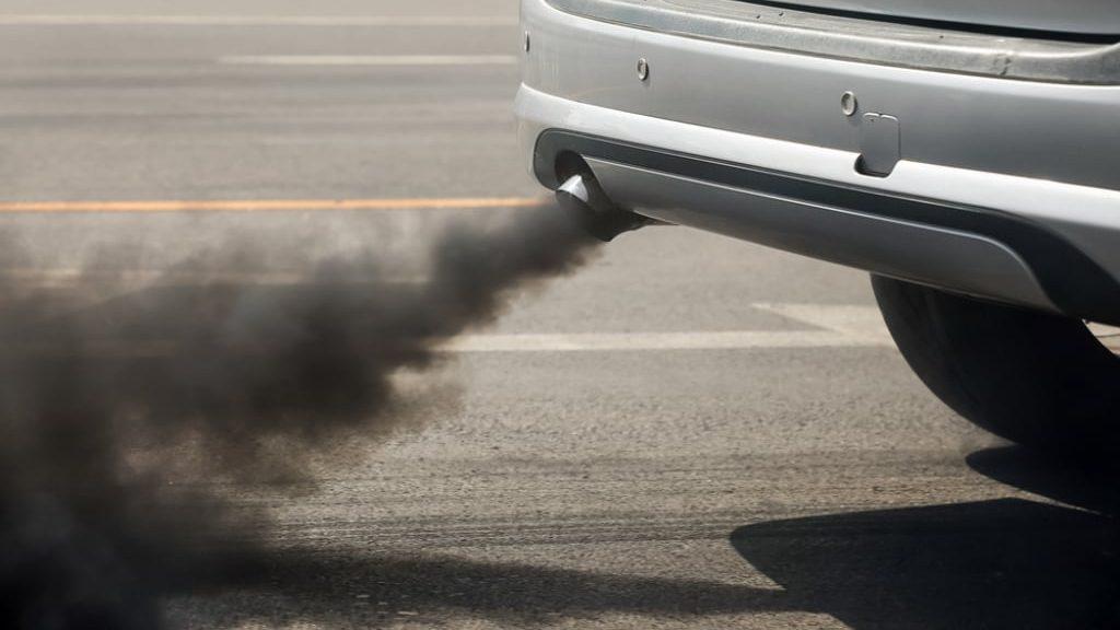 Automobilkám hrozí skoro až likvidační pokuty. Musí přejít na elektromobily