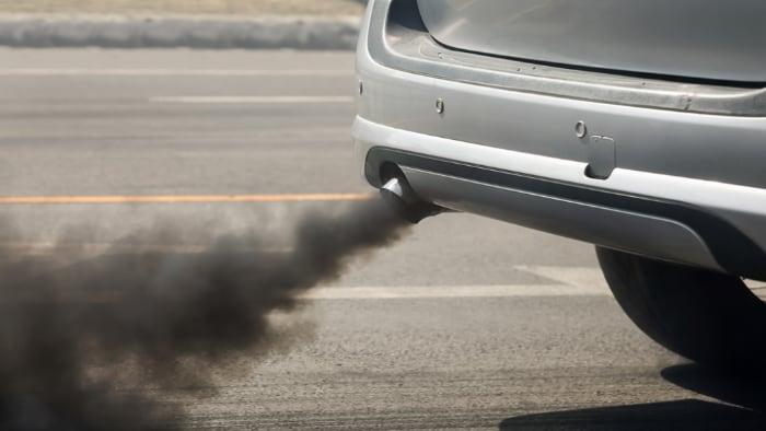 Ekologická daň u automobilu: Týká se jen některých starších aut a cena je směšná