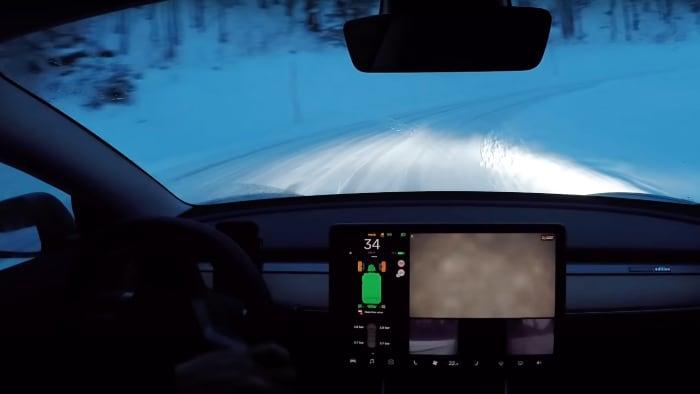 Podívejte se, jak se dá s Teslou Model 3 Performance driftovat na sněhu