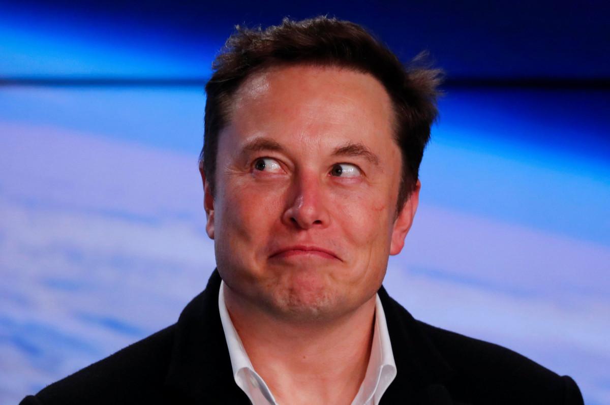 Bratr Pabla Escobara tiskne bezcenné kryptoměny, na kterých Musk kouří jointa