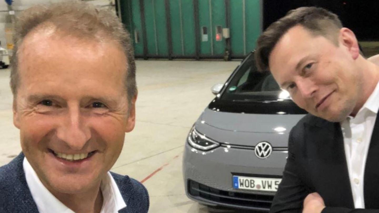 Herbert Diess při představování VW ID.3 Elonu Muskovi