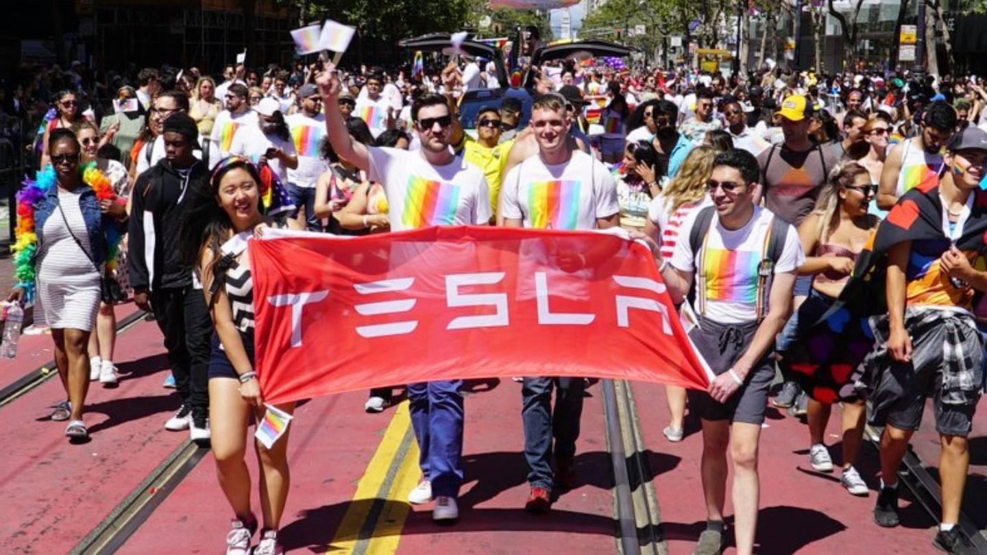 Průvod LGBTQ komunity s Tesla bannerem