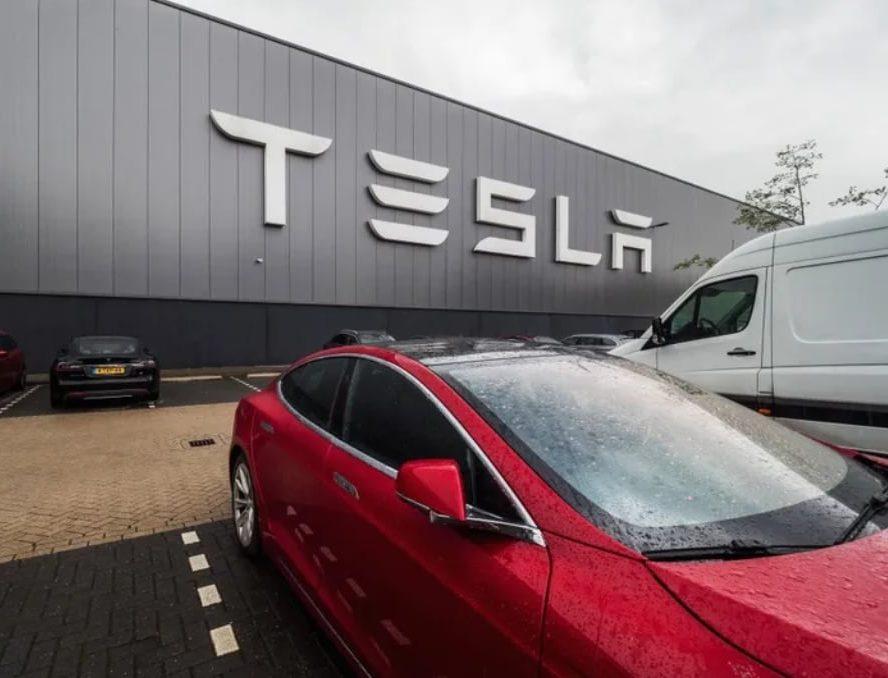 Tesla vyhlíží milník 4 milionů vyrobených elektromobilů. Zvládnout to chce už letos