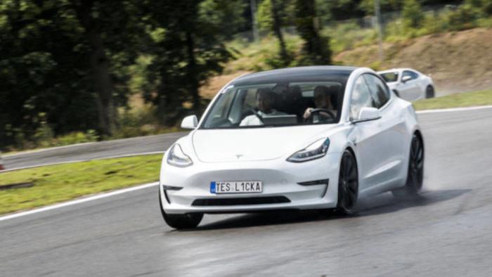 Podívejte se, jak čeští drifteři reagují na jízdu Teslou Model 3 Performance