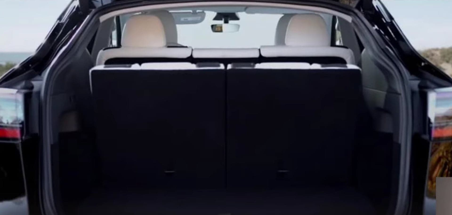 Tesla Model Y, 7 míst, elektromobil