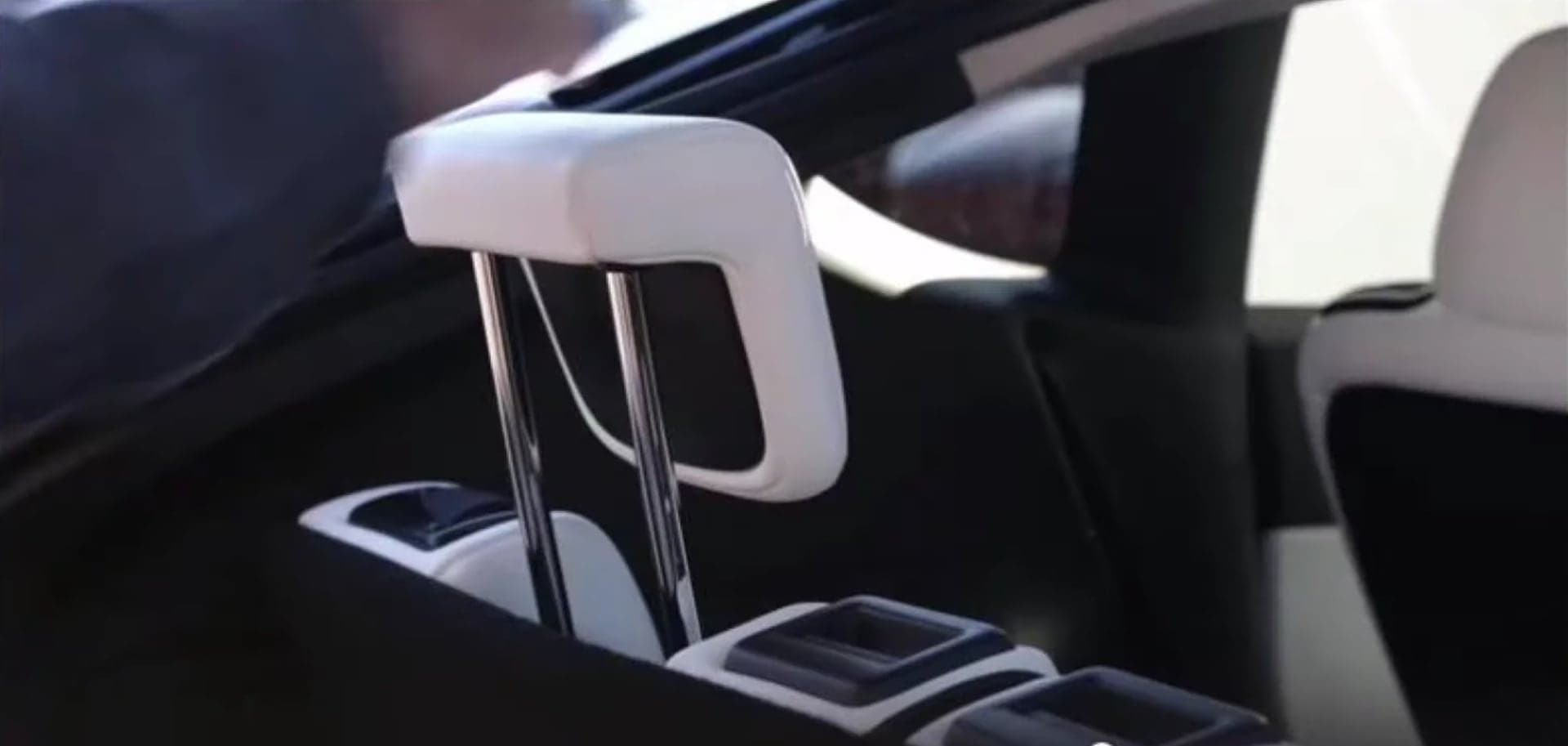 Tesla Model Y, 7 míst, elektromobil