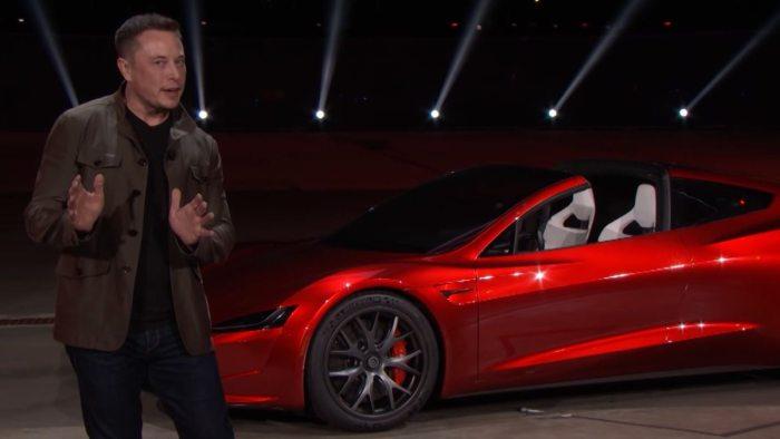 Musk mluví o chystaném elektromobilu Tesly jako o raketě, která zvládne i létat