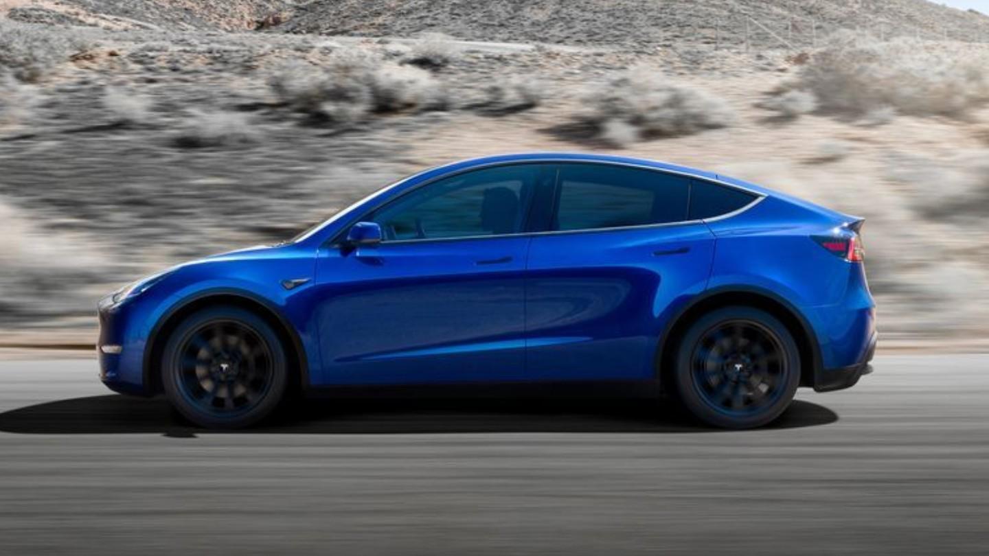 Modrá Tesla Model Y