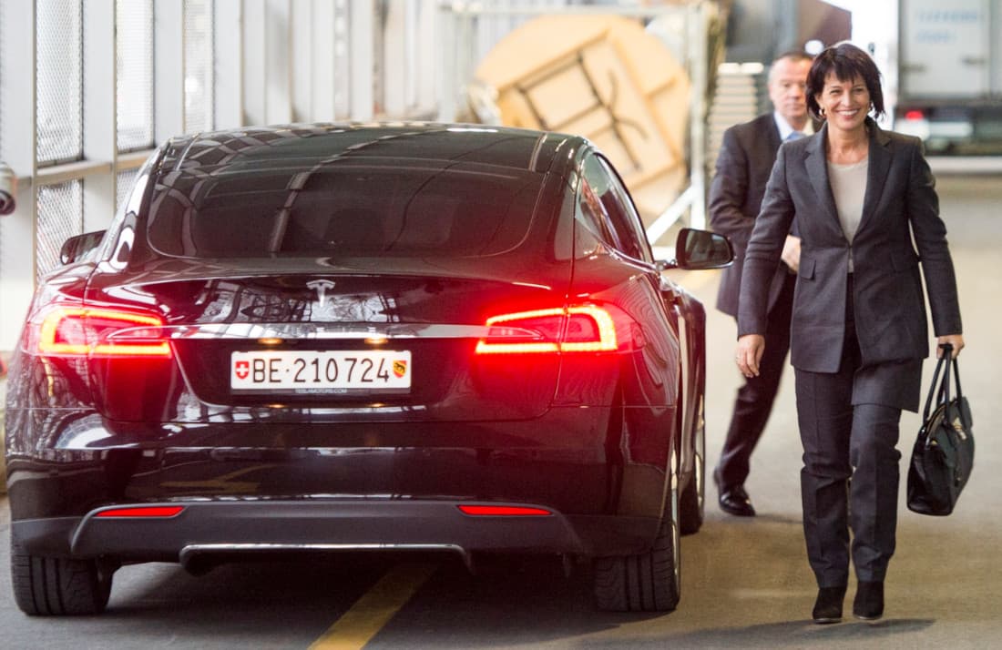 Doris Leuthard a její Tesla Model S