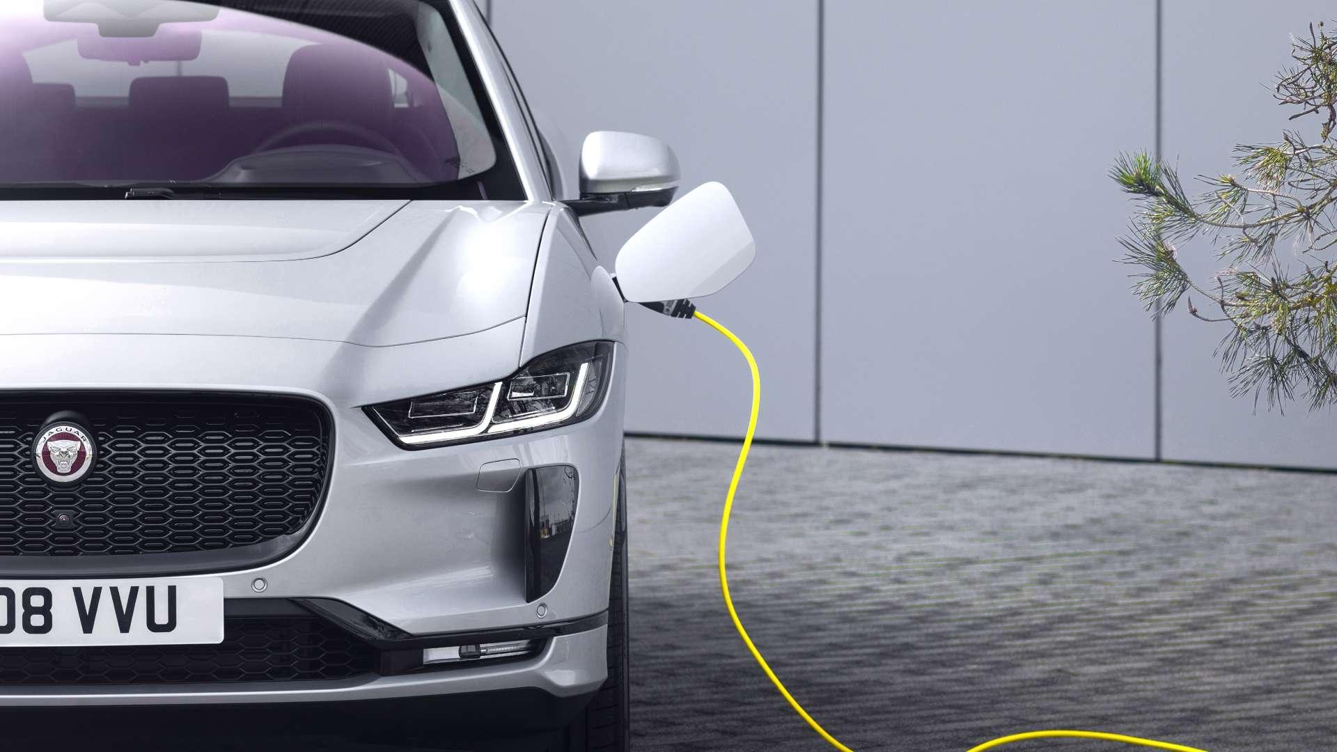 Jaguar přichází s unikátním způsobem, jak využít staré baterie z elektromobilů