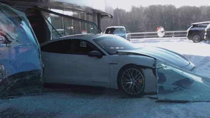 Šílenec s Porsche Taycan na to dupnul a vystřelil skrz skleněnou výlohu autosalonu!