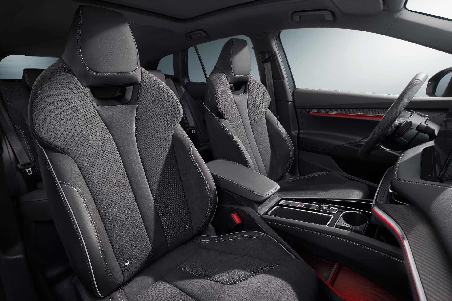Škoda Enyaq Sportline iV, sportovní sedadla, elektrický automobil