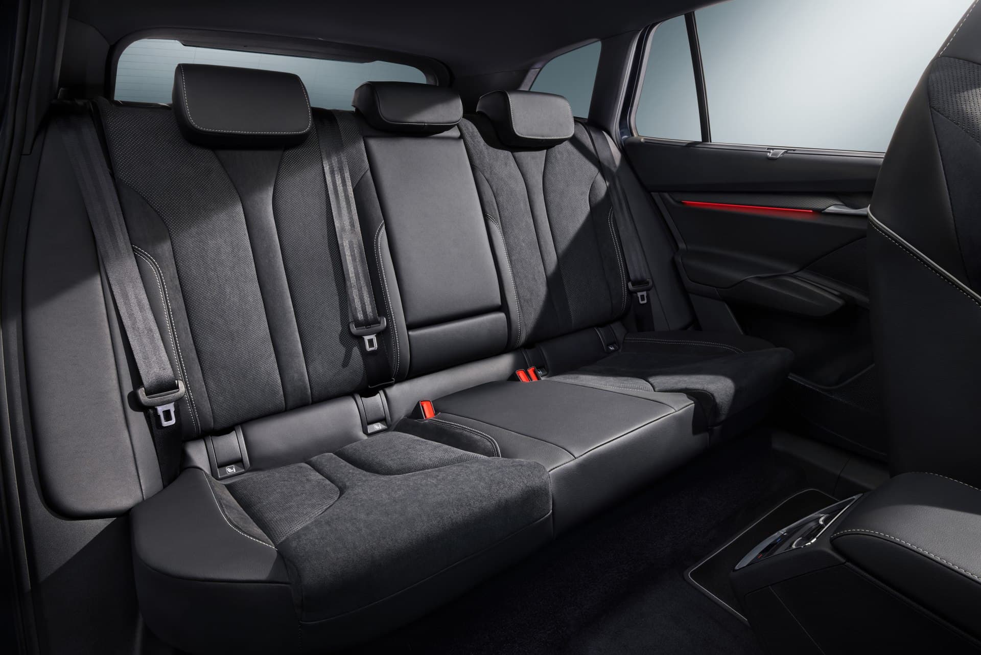 Škoda Enyaq Sportline iV, zadní sedadla, elektrický automobil