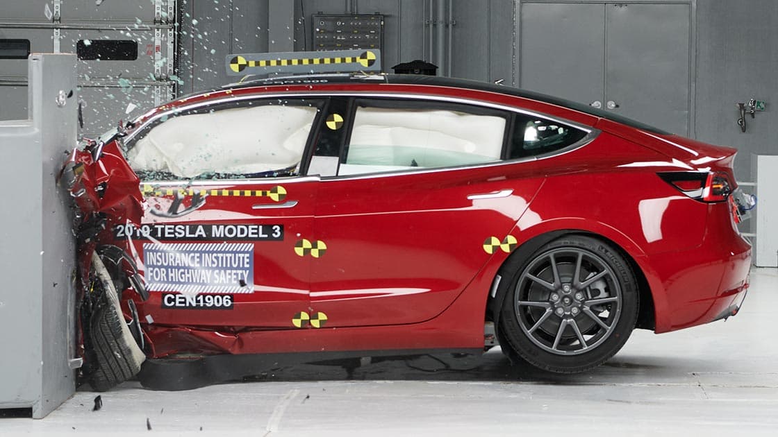Tesla Model 3, přední náraz