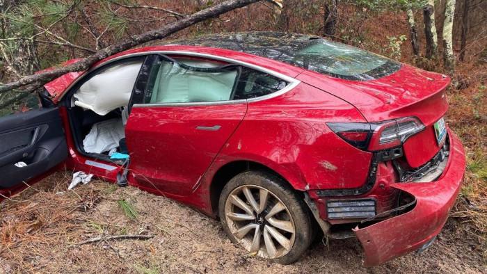 Elektromobil Tesla Model 3 zachránil při vážné nehodě život svému majiteli