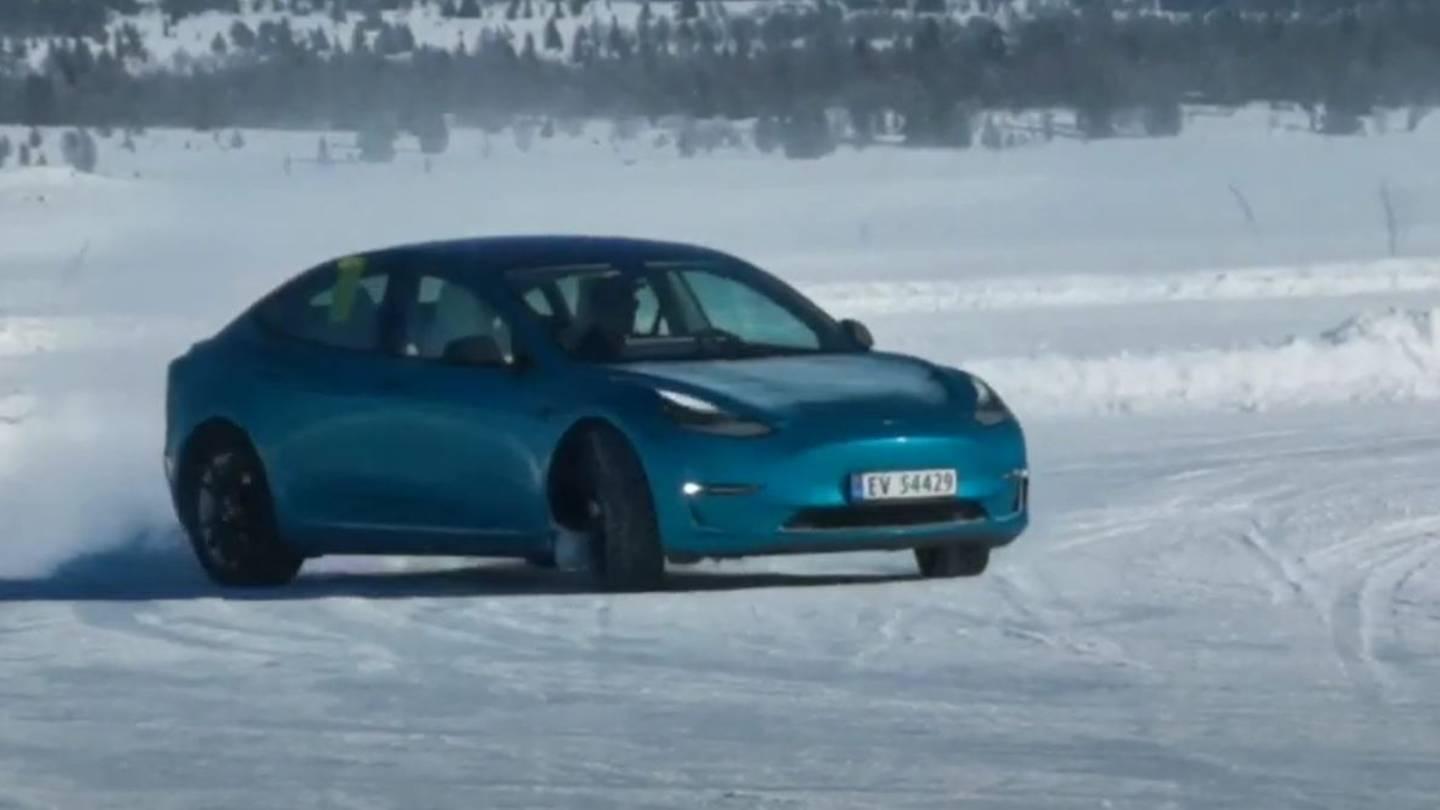 Tesla Model 3 Performance dokáže slušně driftovat