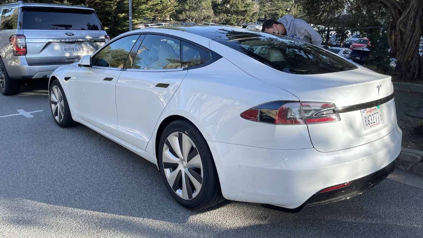 Elektromobil Tesla Model S 2021, zadní část