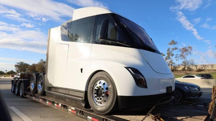 Podívejte se na nový prototyp tahače Tesla Semi. Je tohle finální verze?