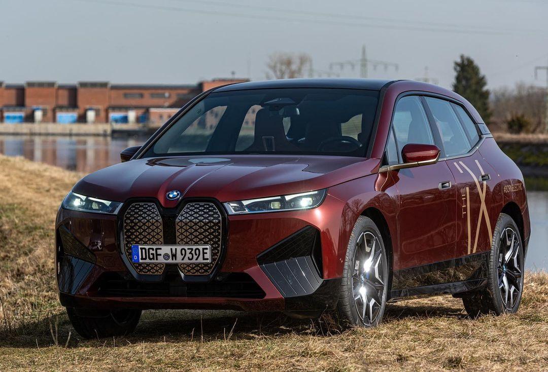 Svět se směje! BMW iX na oficiálních fotkách není samo, je tam omylem i Mercedes