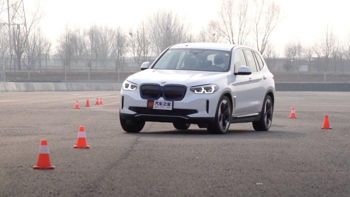 Jak obstál elektromobil BMW iX3 v losím testu? Výsledek nepřekvapil