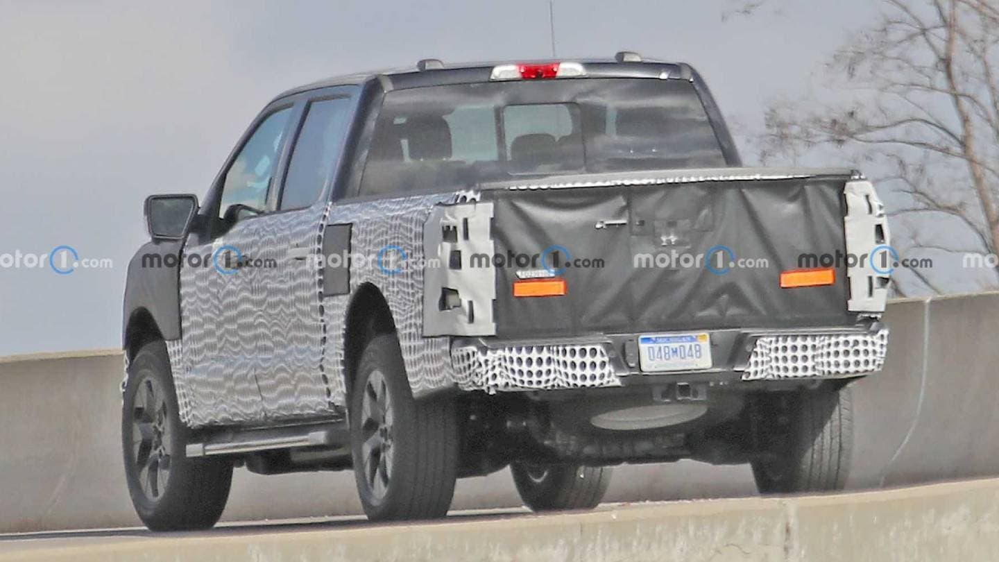 Elektrický Ford F-150 s kamufláží zezadu